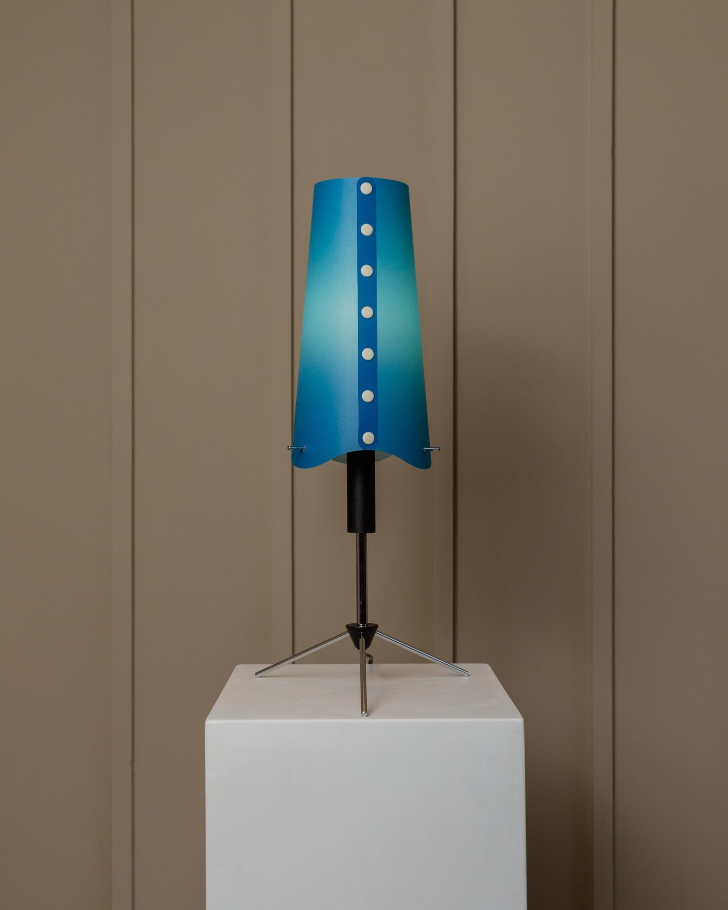 Blaue Tischlampe im Memphis-Stil der 80er Jahre Italien, verstellbarer Metallrahmen in Schwarz und Chrom, Lampenschirm mit Knöpfen Vintage