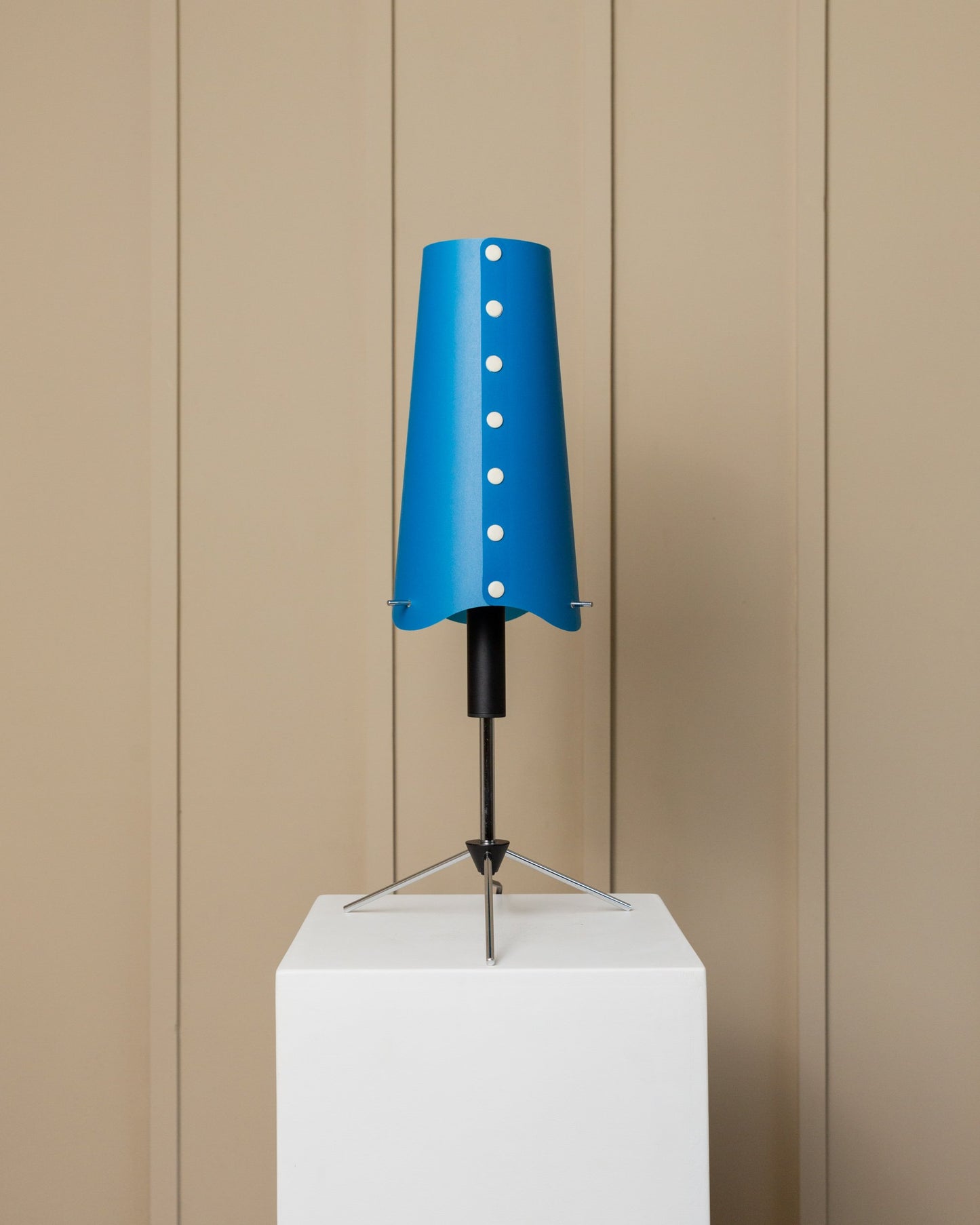 Lampe de table bleue style Memphis Italie années 80, structure métallique réglable en noir et chrome, abat-jour avec boutons vintage