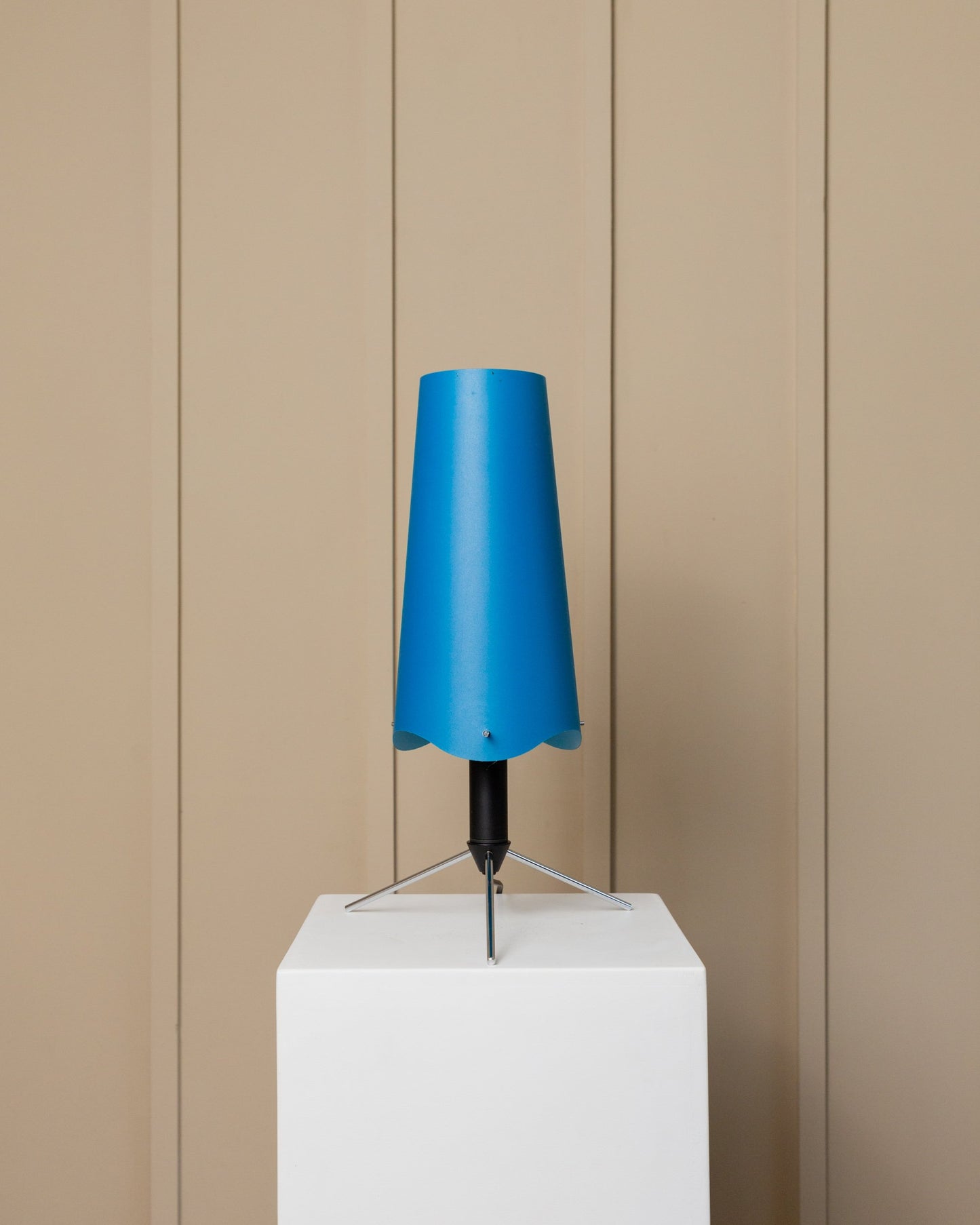 Blue table lamp in Memphis style from the 80s Italy, adjustable metal frame in black and chrome, lampshade with buttons Vintage