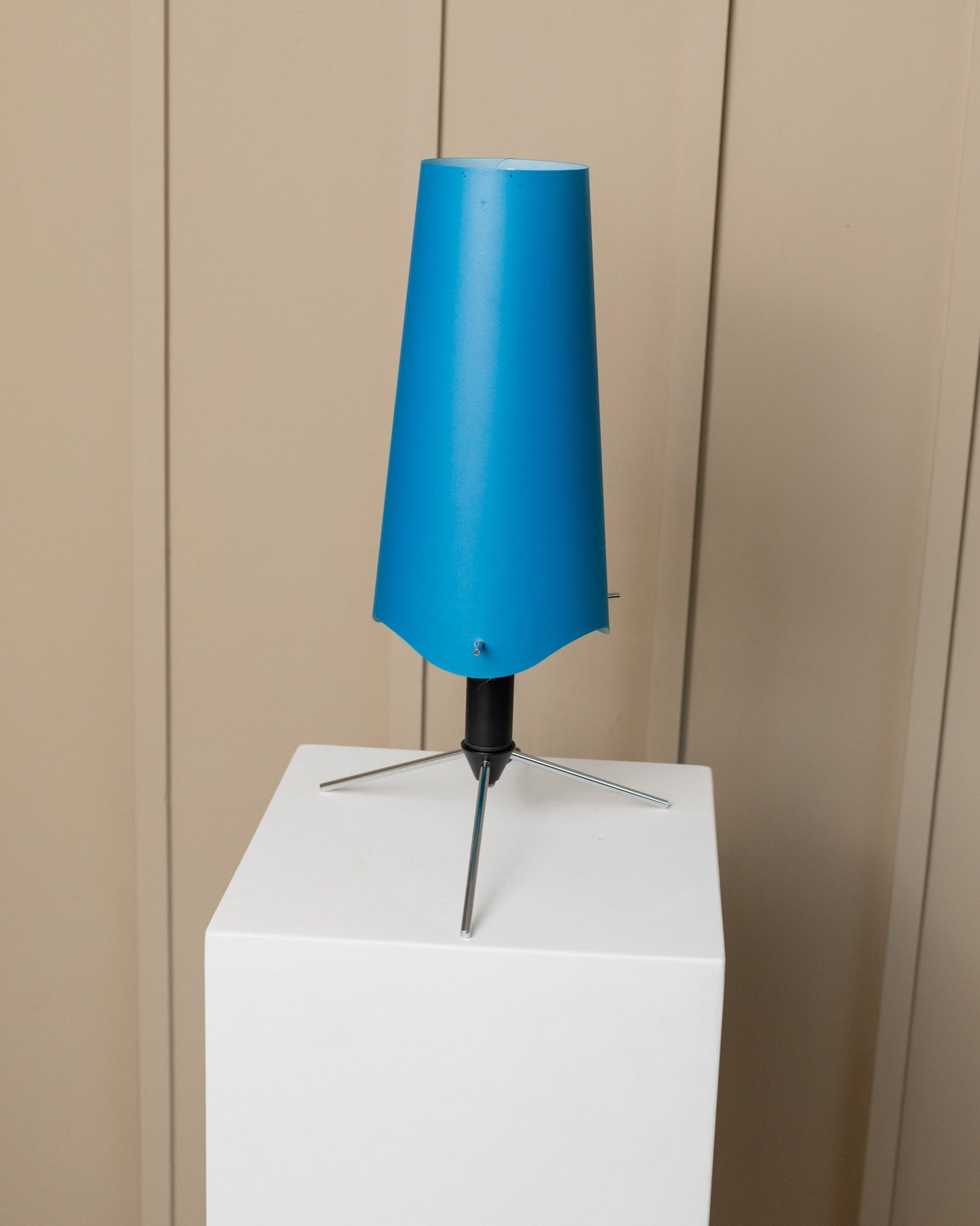 Blue table lamp in Memphis style from the 80s Italy, adjustable metal frame in black and chrome, lampshade with buttons Vintage