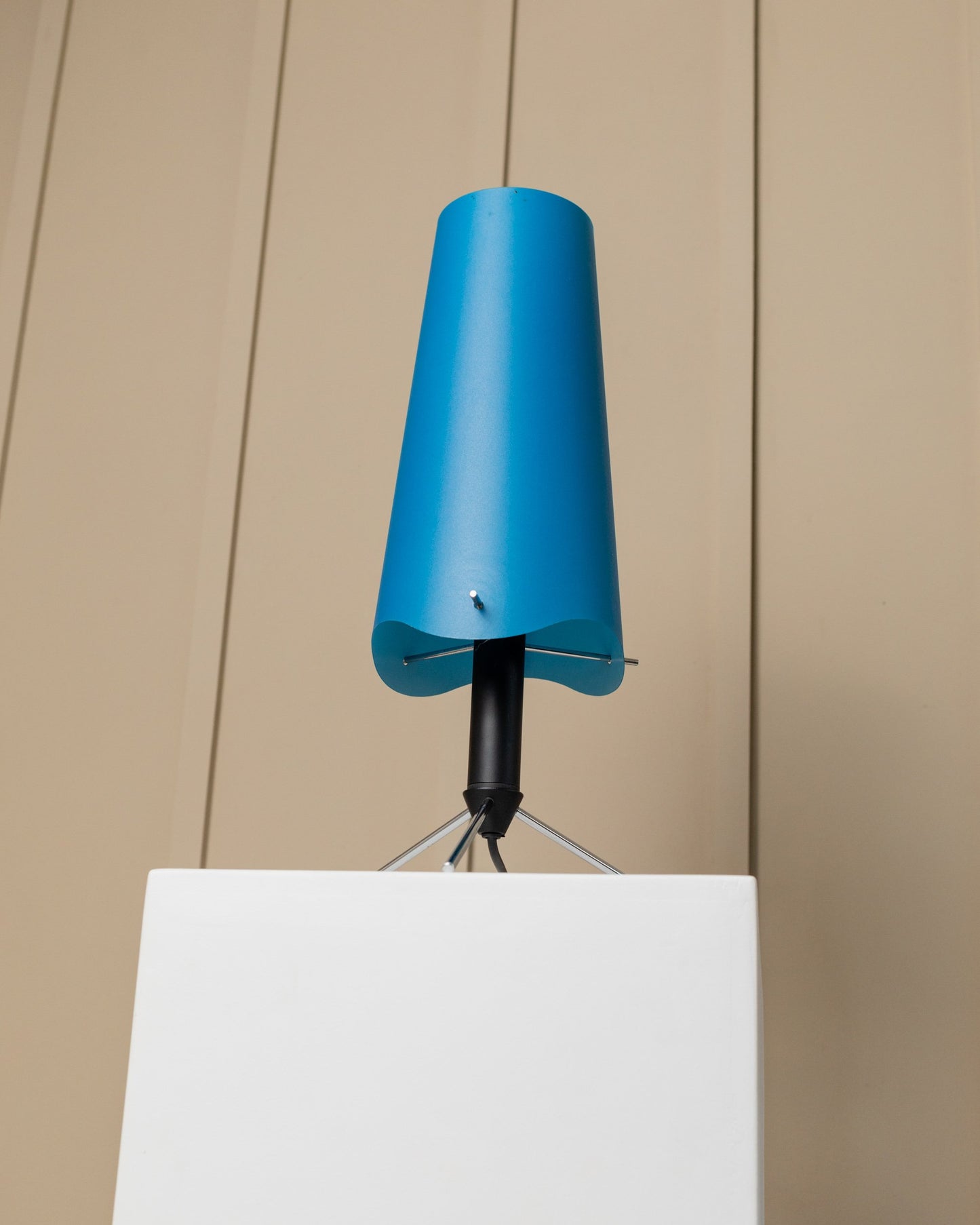 Blue table lamp in Memphis style from the 80s Italy, adjustable metal frame in black and chrome, lampshade with buttons Vintage