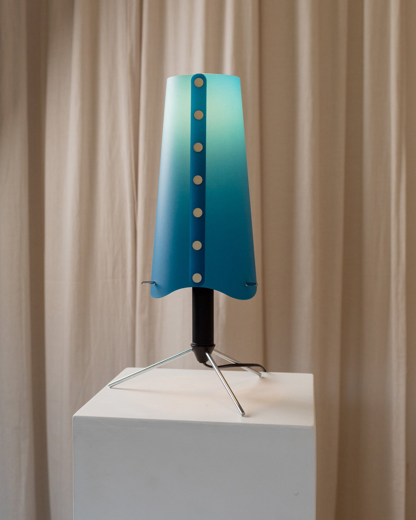 Blue table lamp in Memphis style from the 80s Italy, adjustable metal frame in black and chrome, lampshade with buttons Vintage