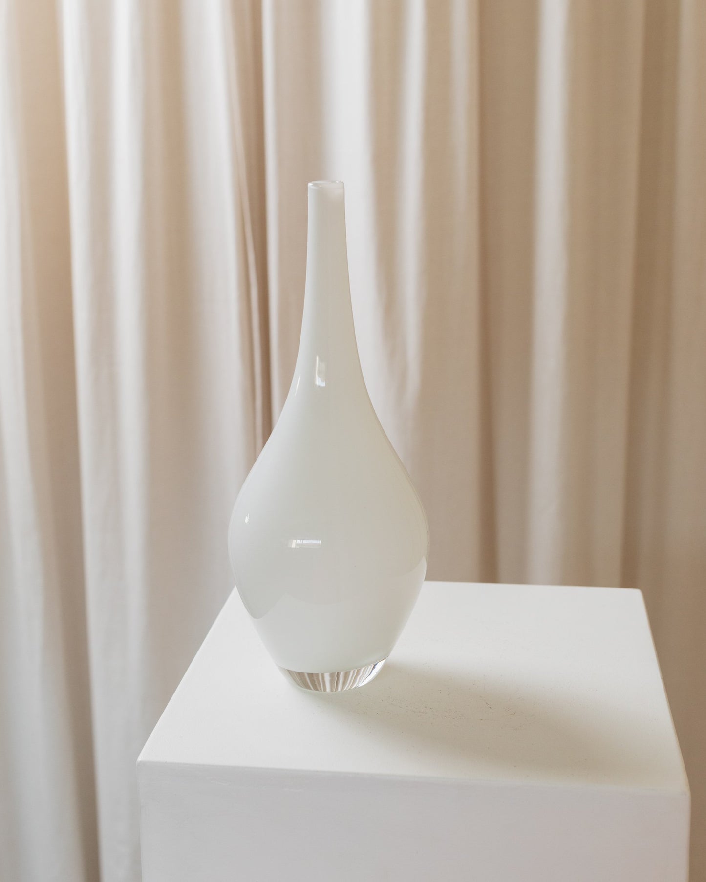 Vase Salong des années 90 par Johanna Jelinek pour IKEA, verre soufflé à la bouche, forme vintage moderne et intemporelle