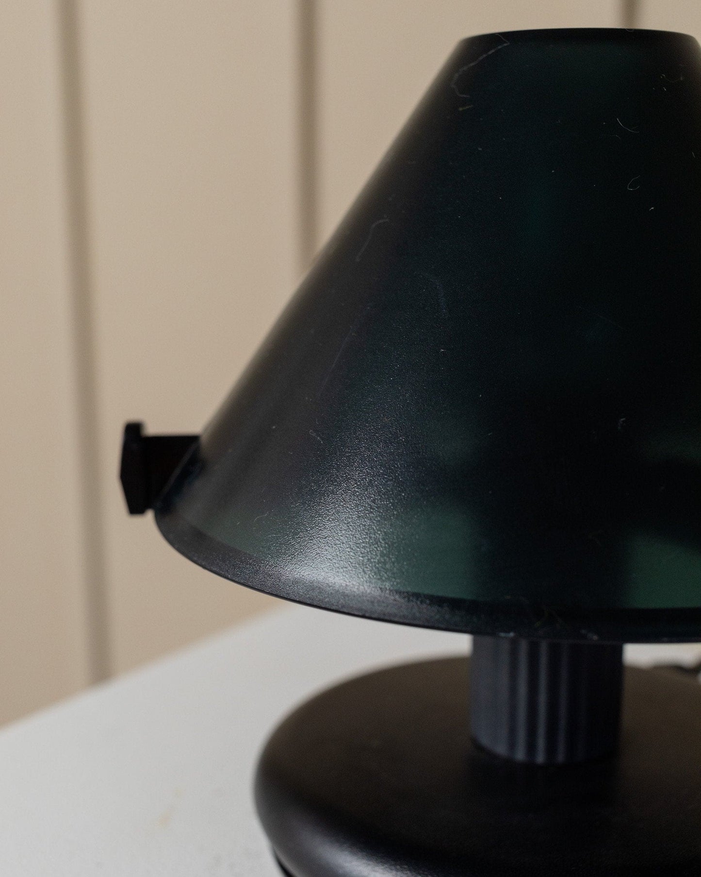 Table lamp Italy 80s Memphis style, black and dark green, wave pattern vintage