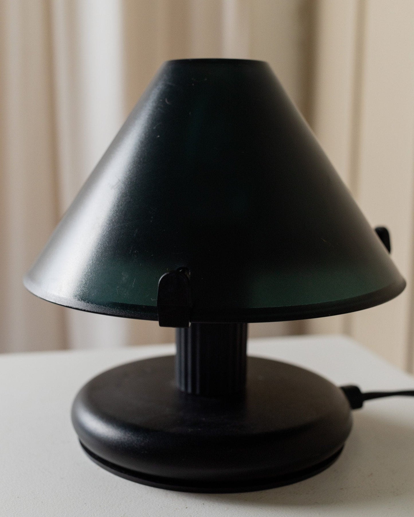 Lampe de table Italie années 80 style Memphis, noir et vert foncé, motif vagues vintage