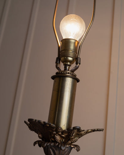 Messing-Tischlampe, klassische Empire-Design-Lampe von 1910 im Hollywood Regency-Stil, hergestellt in den USA Vintage