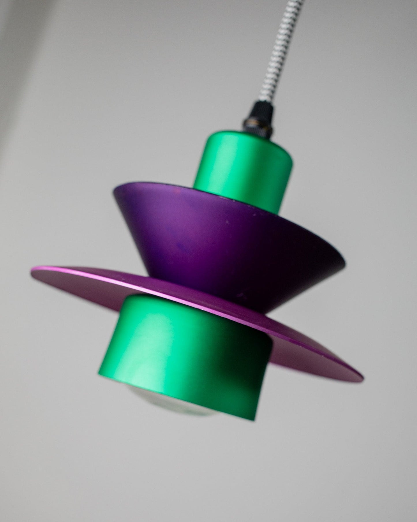 Aluminium-Deckenlampe - 1980er Postmoderne Memphis-Stil - Lila und Grün, Gestreiftes Kabel, Pop-Art-Interieur, Retro-Beleuchtung, Zickzack Vintage