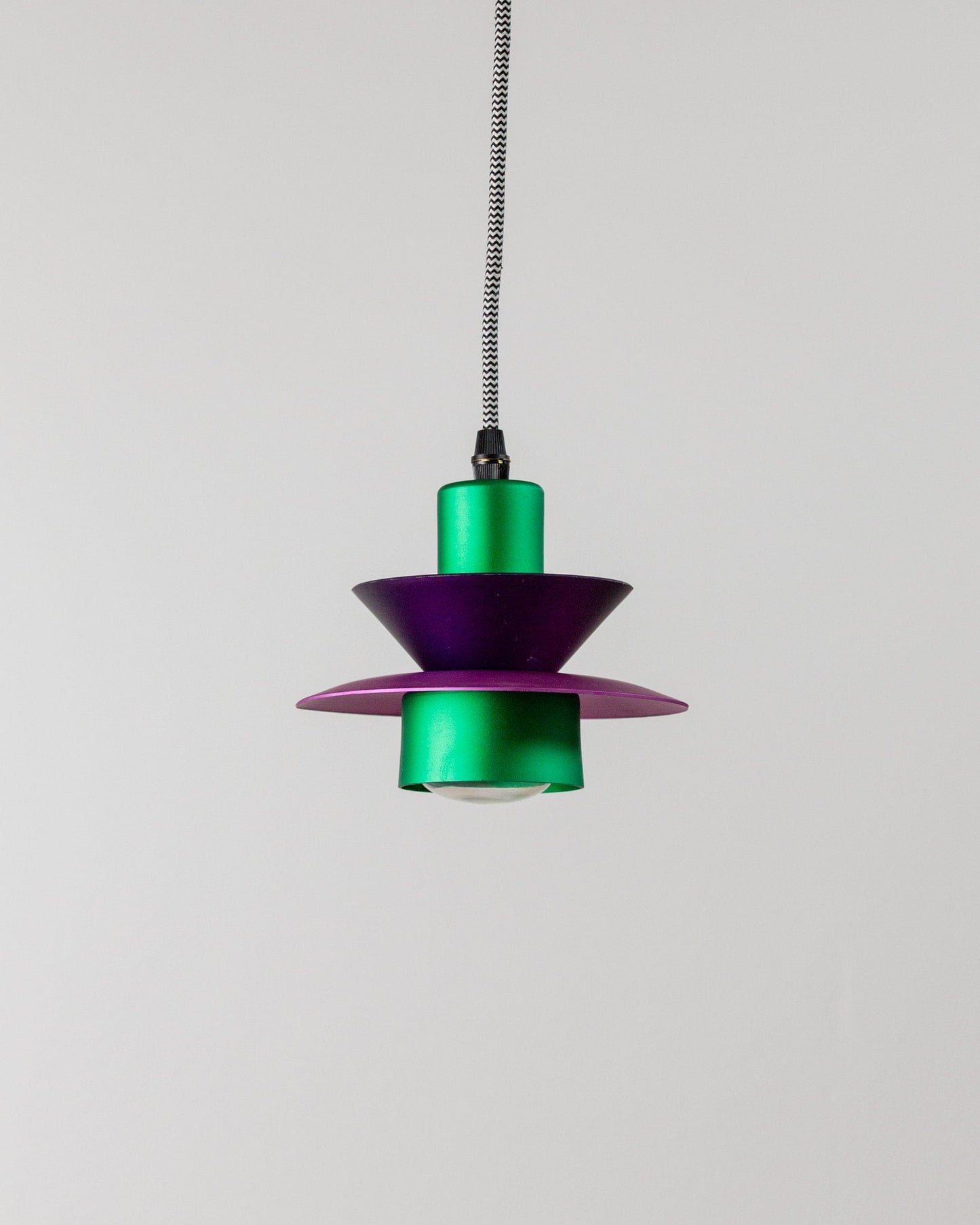 Aluminium-Deckenlampe - 1980er Postmoderne Memphis-Stil - Lila und Grün, Gestreiftes Kabel, Pop-Art-Interieur, Retro-Beleuchtung, Zickzack Vintage