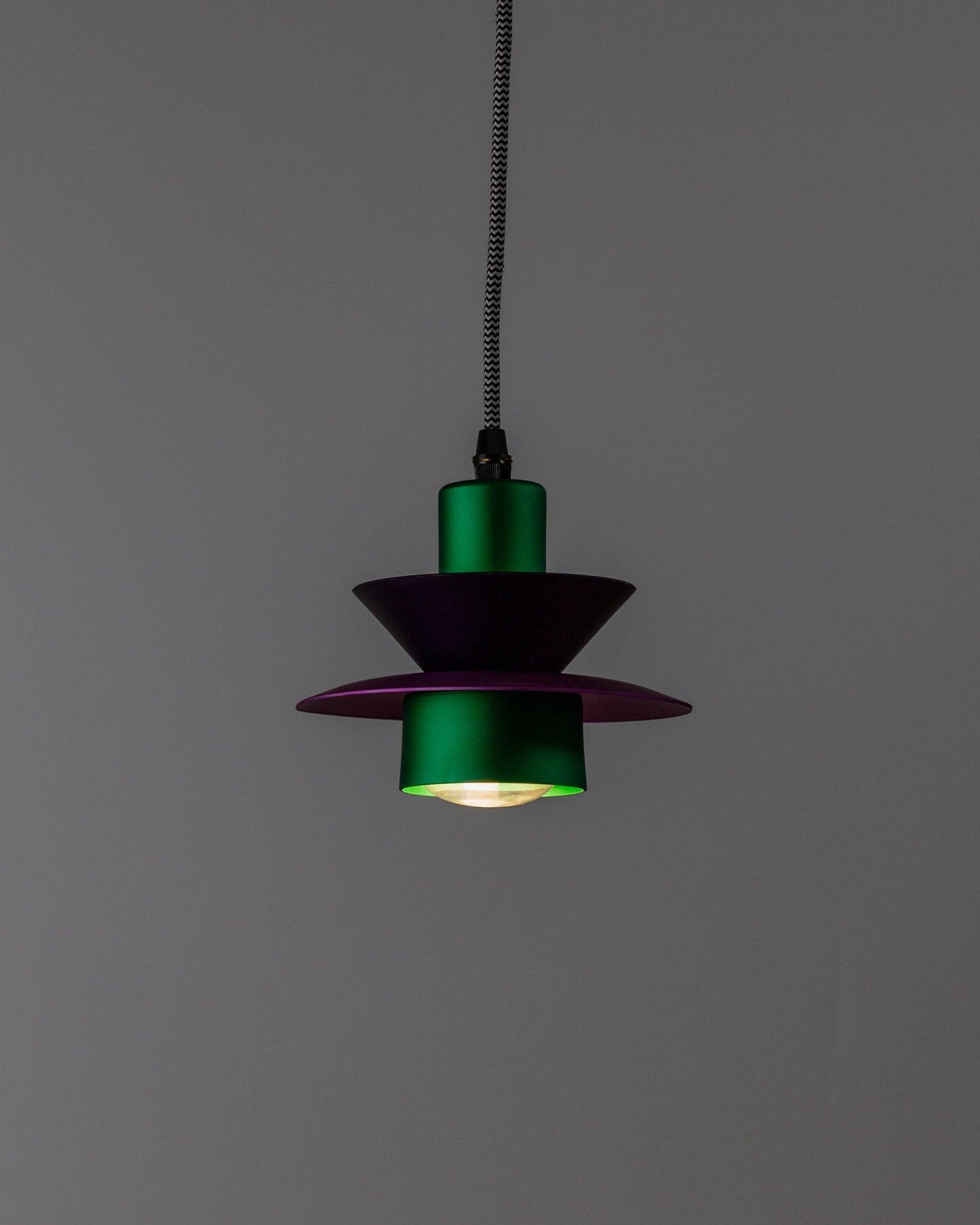 Aluminium-Deckenlampe - 1980er Postmoderne Memphis-Stil - Lila und Grün, Gestreiftes Kabel, Pop-Art-Interieur, Retro-Beleuchtung, Zickzack Vintage