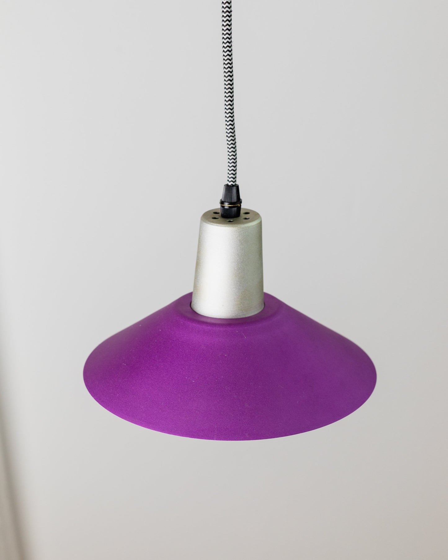 Retro Metall-Deckenlampe – 1980er Postmoderne Memphis-Stil, Lila, Silber, Grün, Gestreiftes Kabel, Pop-Art-Interieur, Vintage Beleuchtung, Vintage