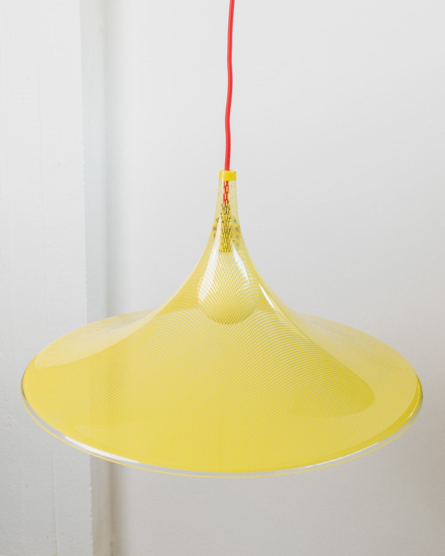 Große Hängelampe Italien 1970er – Gelbe, große Plastiklampe mit kleinen Punkten im Reticello-Design – Stilvolle Retro-Beleuchtung, Geschenk MCM Vintage