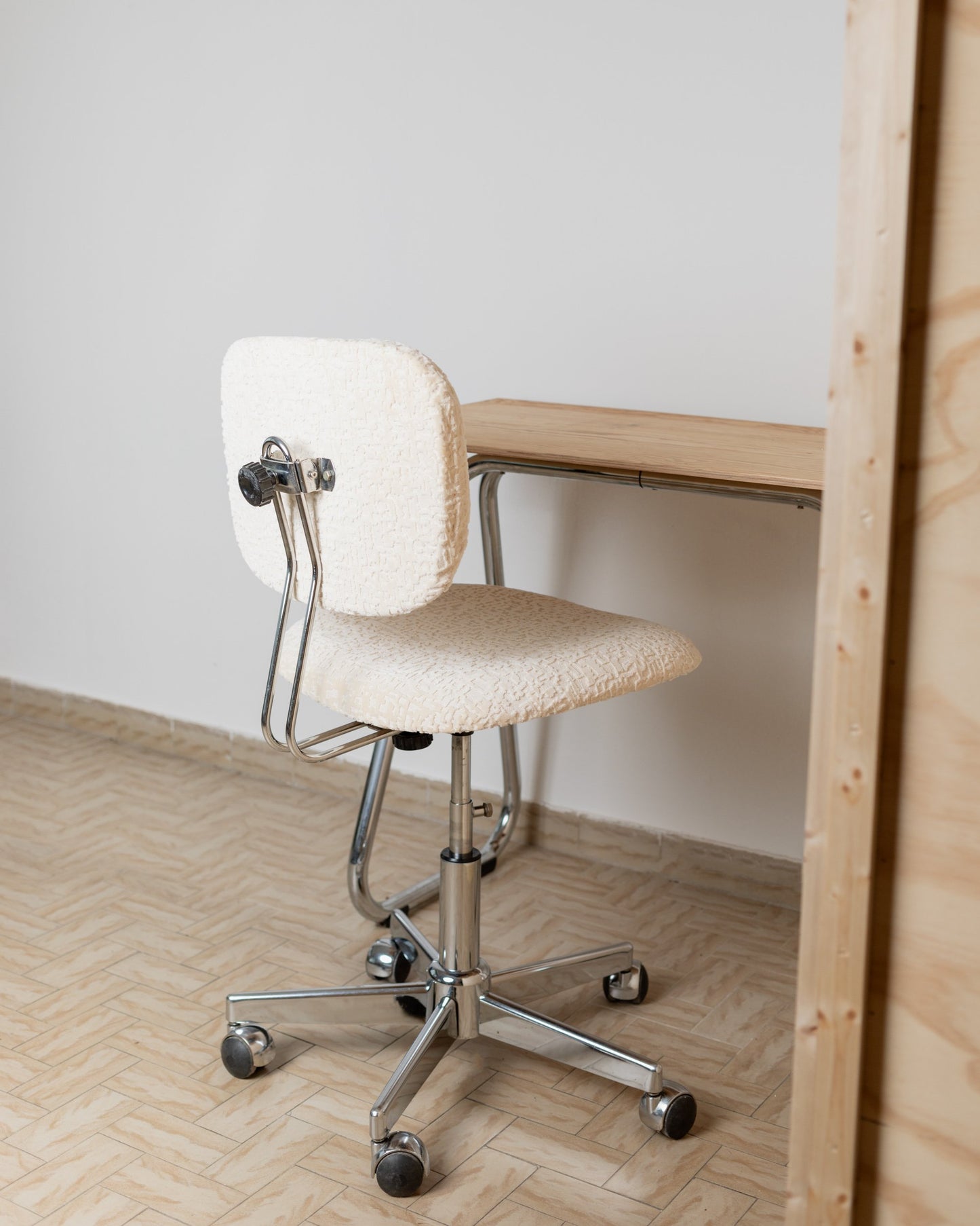 Desk Chair - Italy 1970s - Newly Upholstered, Textured Fabric, Chrome, with Wheels - Space Age Design, Retro Gift Vintage