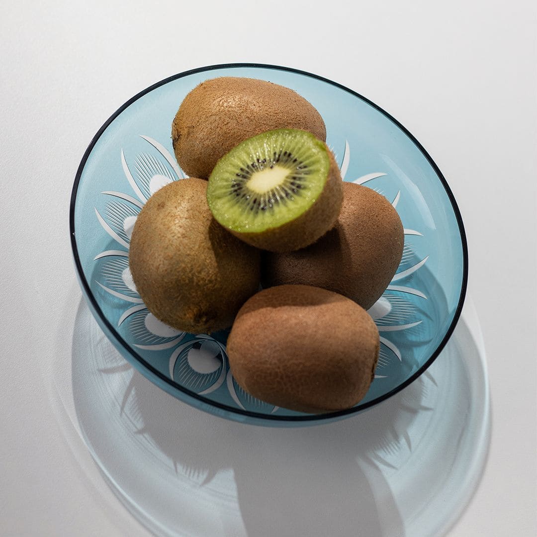 Geschliffene Glasschale mit Kiwis