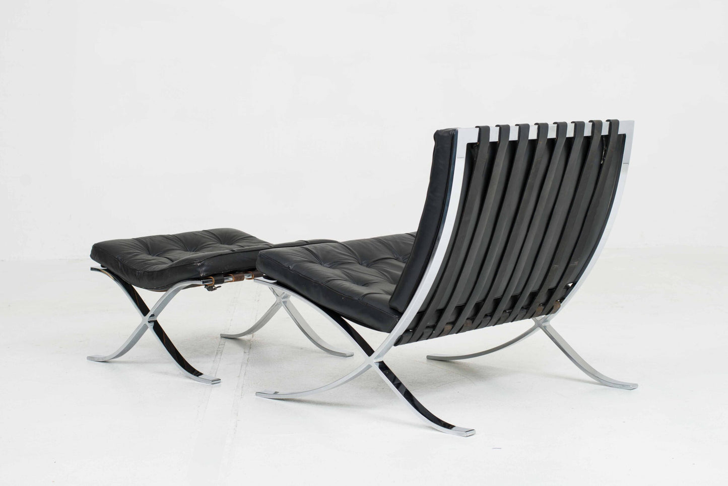 Knoll Barcelona Sessel und Ottoman von Ludwig Mies van der Rohe