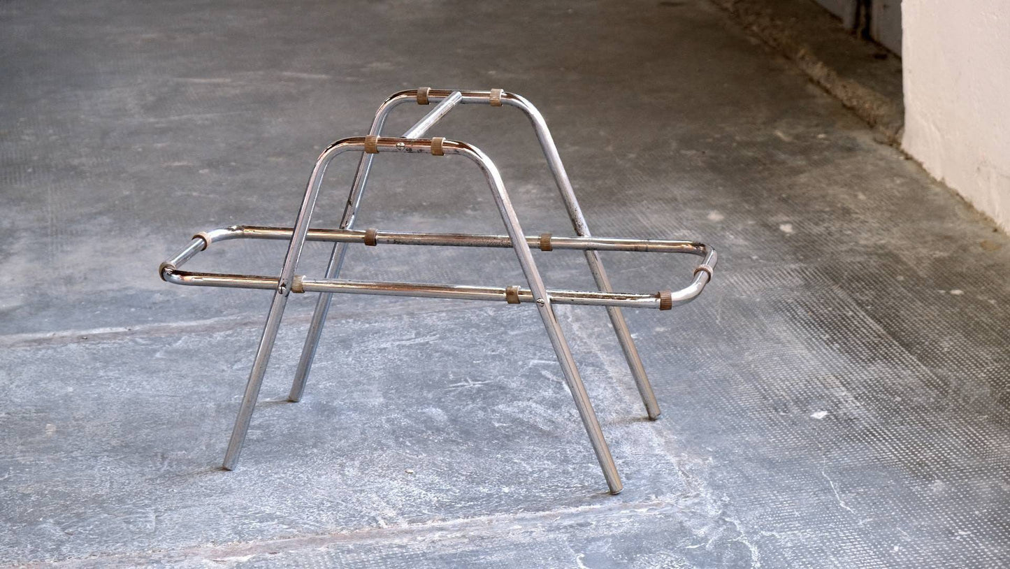 Petit banc fleuri Bauhaus avec panneaux de verre noir