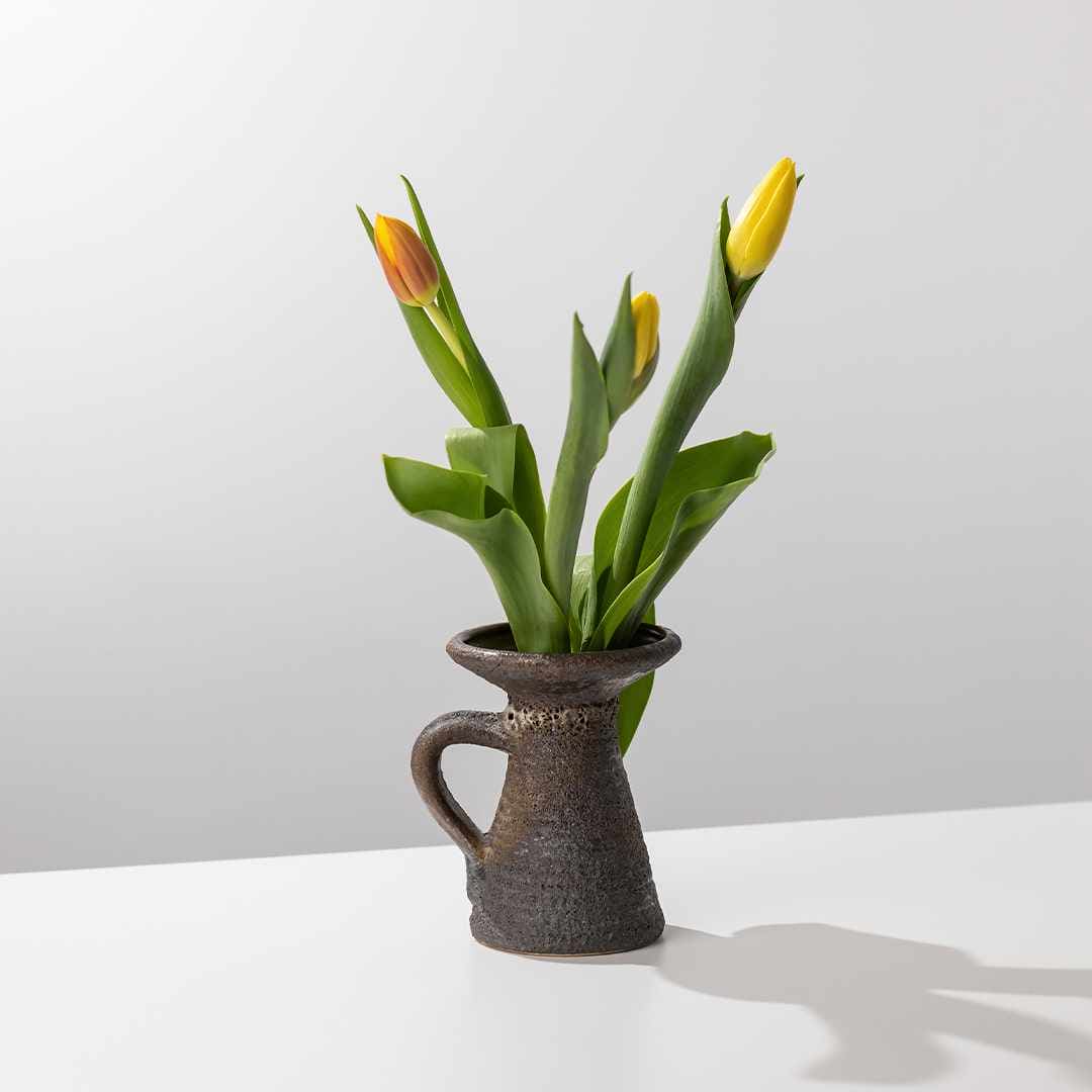 Fat Lava Vase Paris mit Blumen