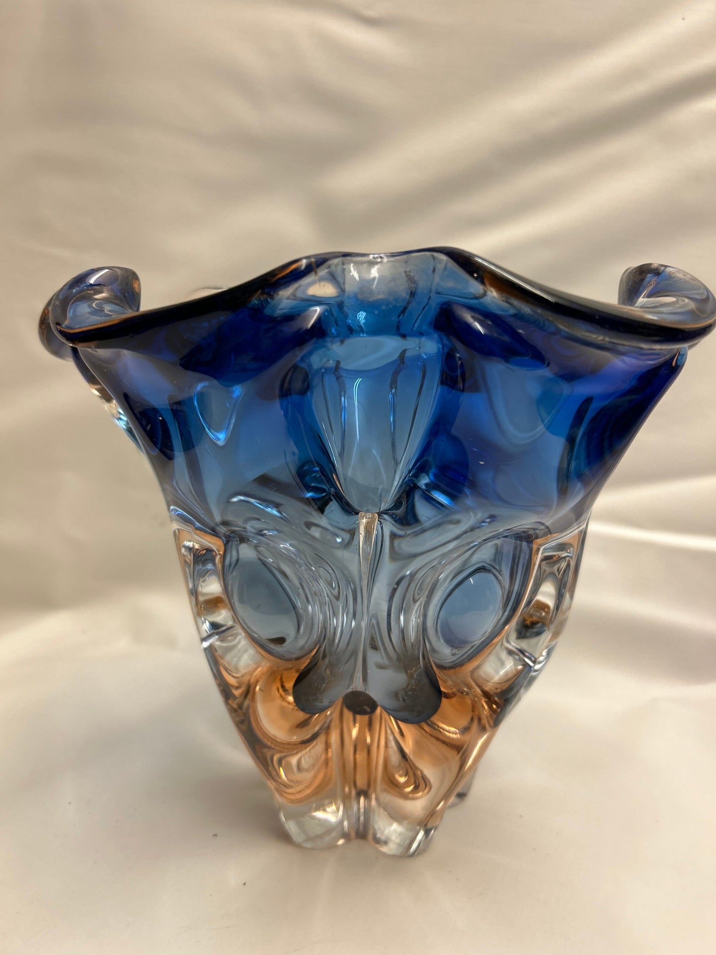 Bohemian Vase, Farbverlauf Bernsteinfarben in Blau, massives Glas, 1970ies