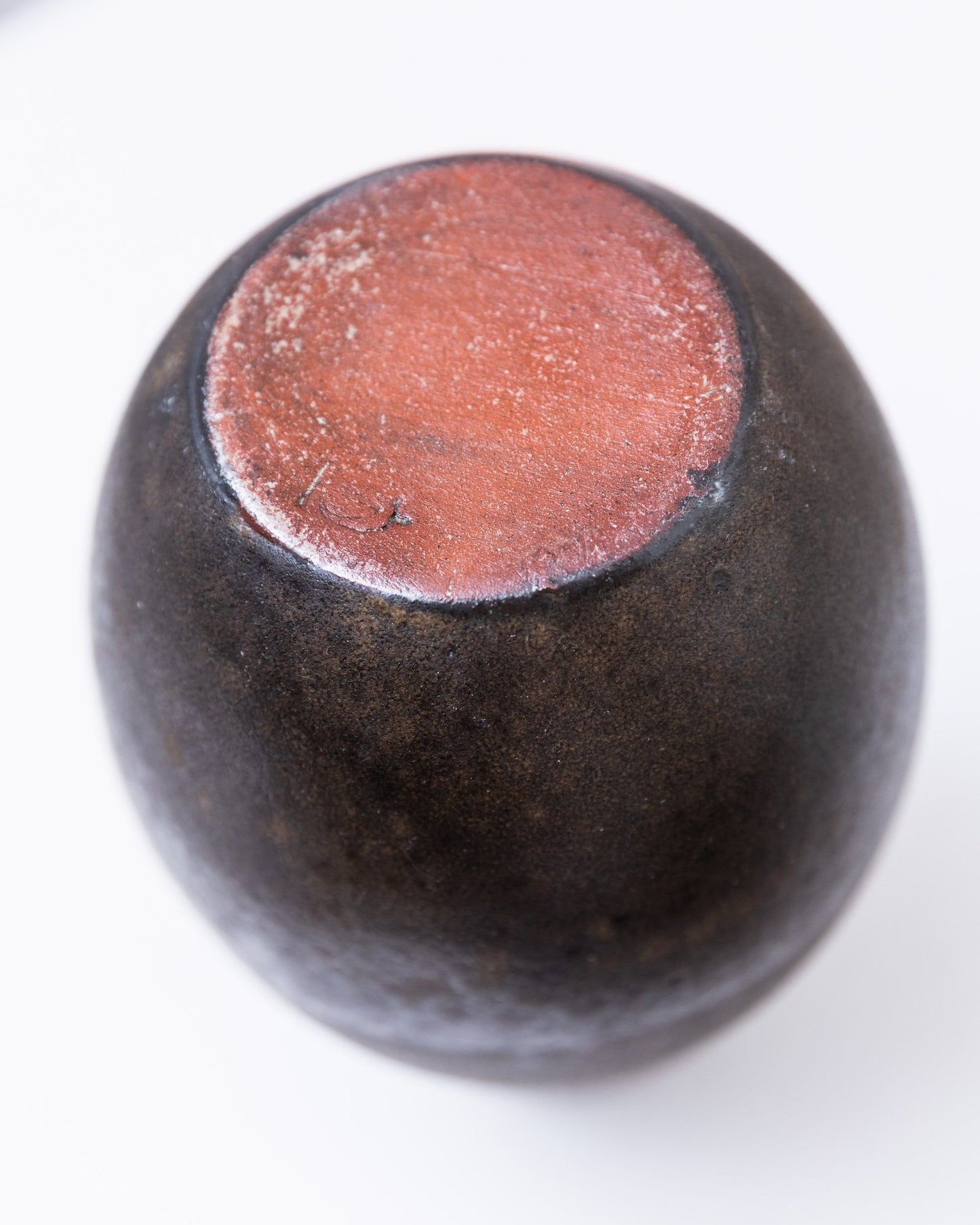 Vase en céramique studio par Elisabeth Dunker forme organique en céramique de studio brun foncé du milieu du siècle millésime des années 1960