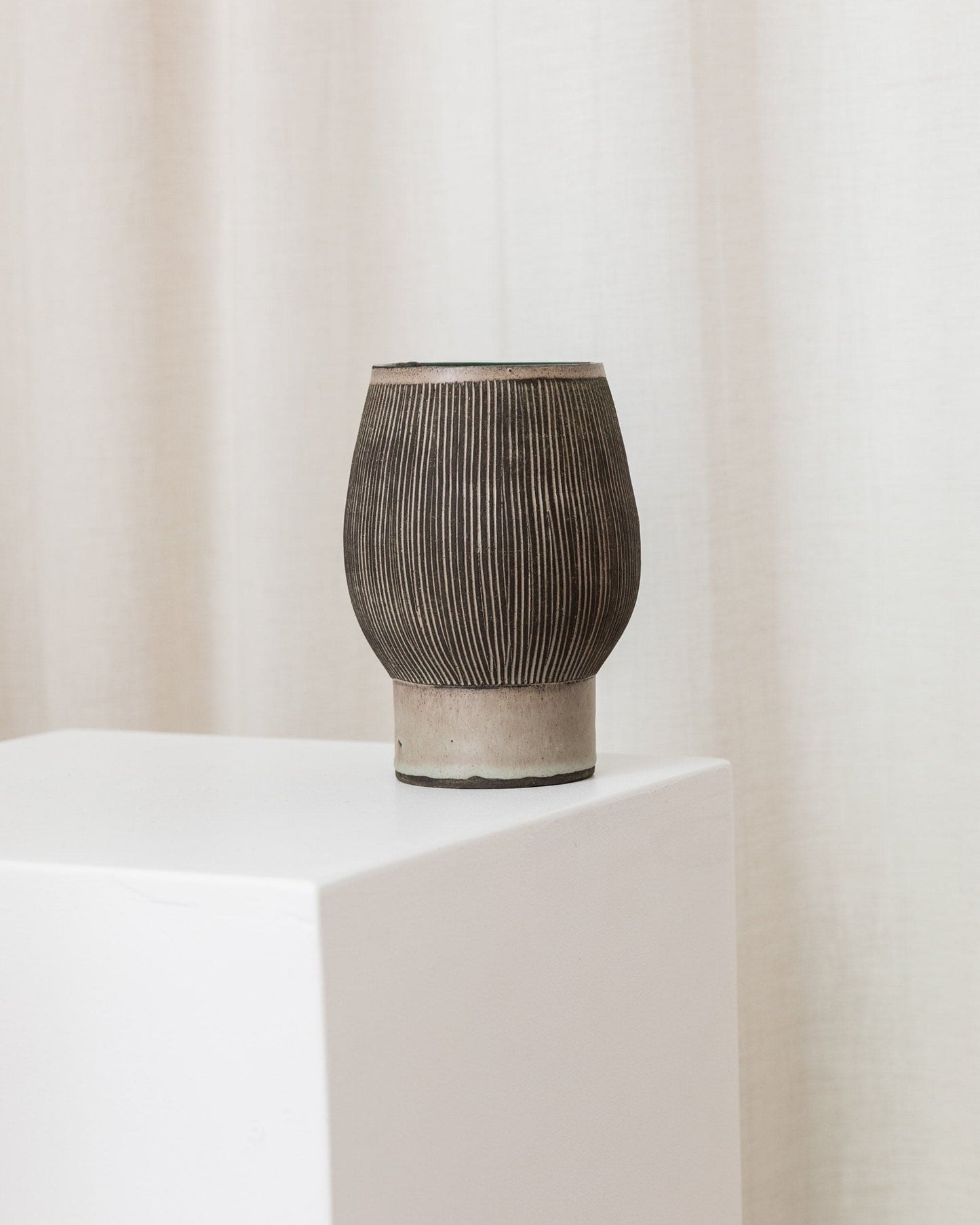 Vase en céramique Studio des années 1970 Forme organique avec décoration gravée Gris et beige Mid Century Denmark vintage