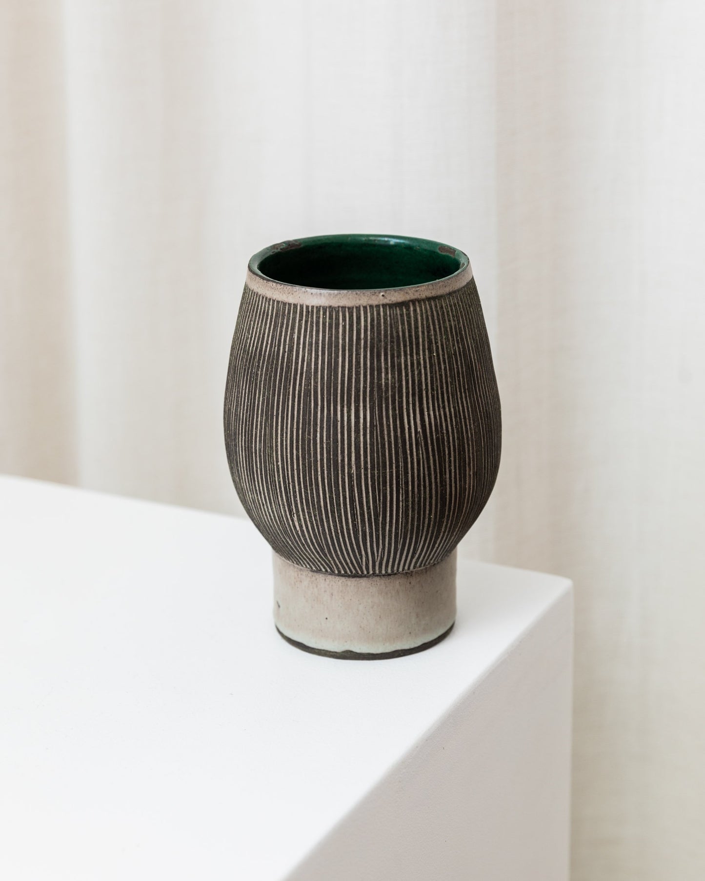 Vase en céramique Studio des années 1970 Forme organique avec décoration gravée Gris et beige Mid Century Denmark vintage