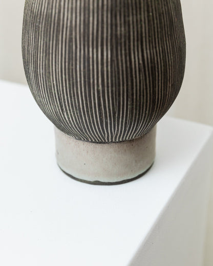 Vase en céramique Studio des années 1970 Forme organique avec décoration gravée Gris et beige Mid Century Denmark vintage