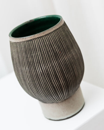 Vase en céramique Studio des années 1970 Forme organique avec décoration gravée Gris et beige Mid Century Denmark vintage