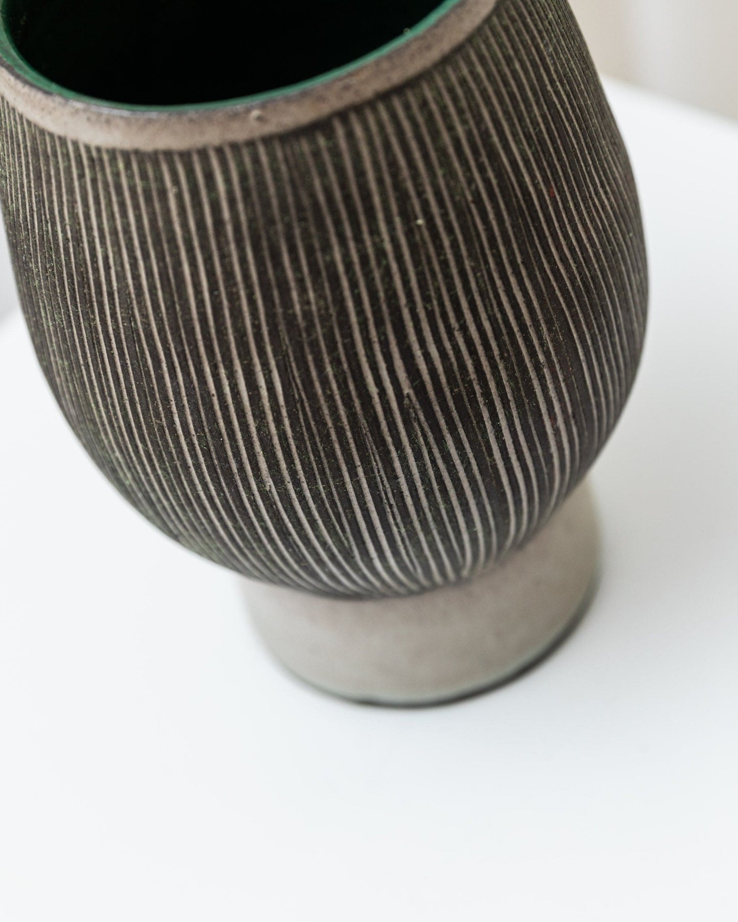 Vase en céramique Studio des années 1970 Forme organique avec décoration gravée Gris et beige Mid Century Denmark vintage