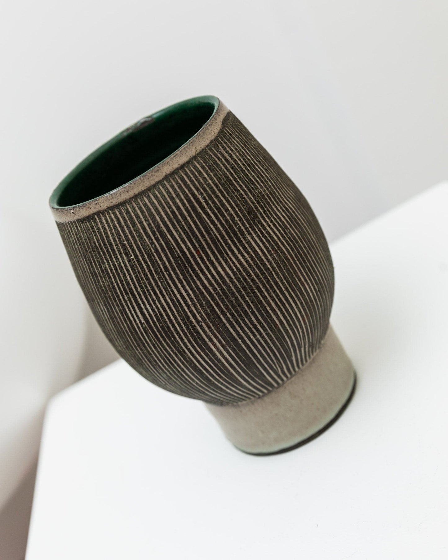 Vase en céramique Studio des années 1970 Forme organique avec décoration gravée Gris et beige Mid Century Denmark vintage