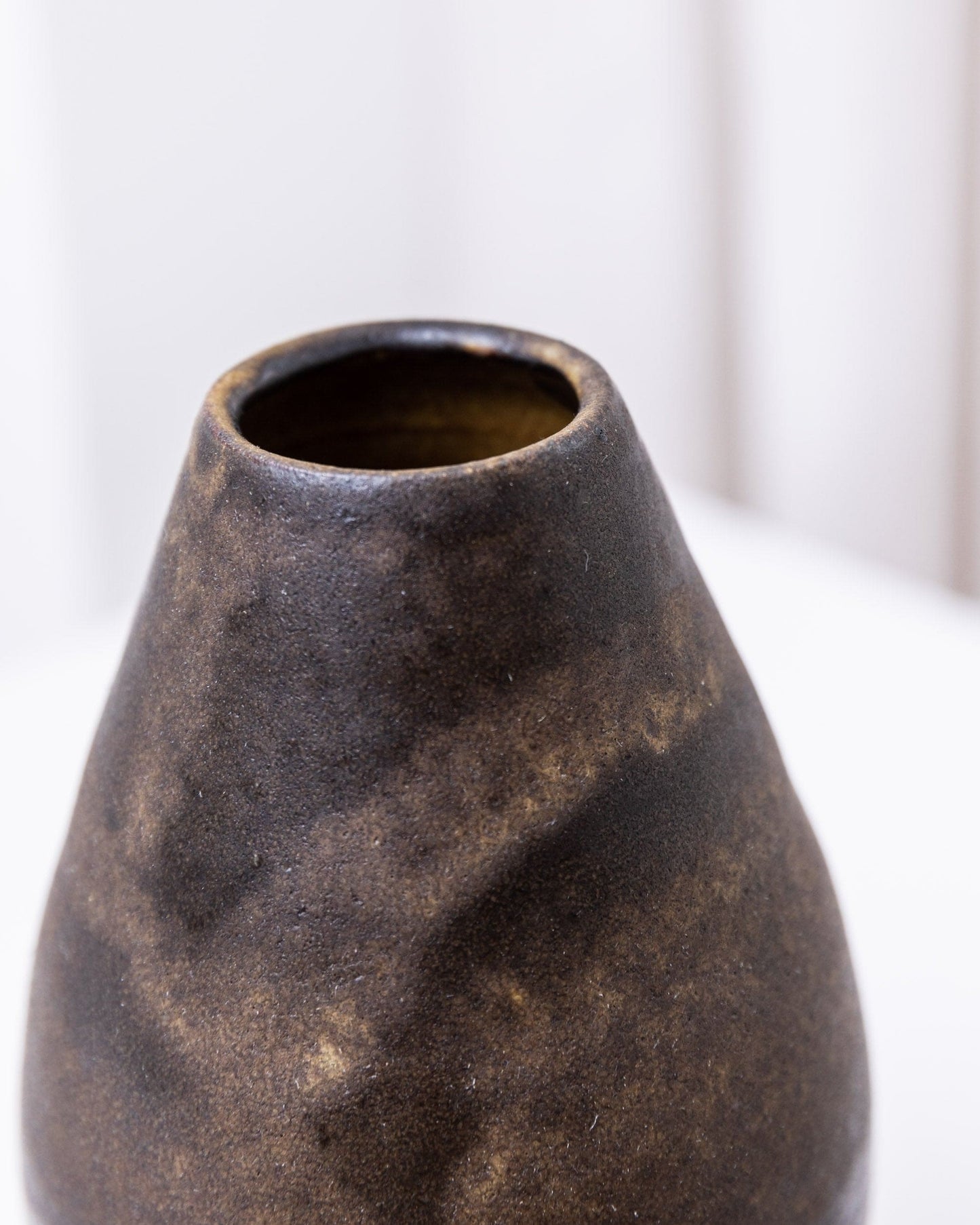 Vase en céramique studio par Elisabeth Dunker forme organique en céramique de studio brun foncé du milieu du siècle millésime des années 1960