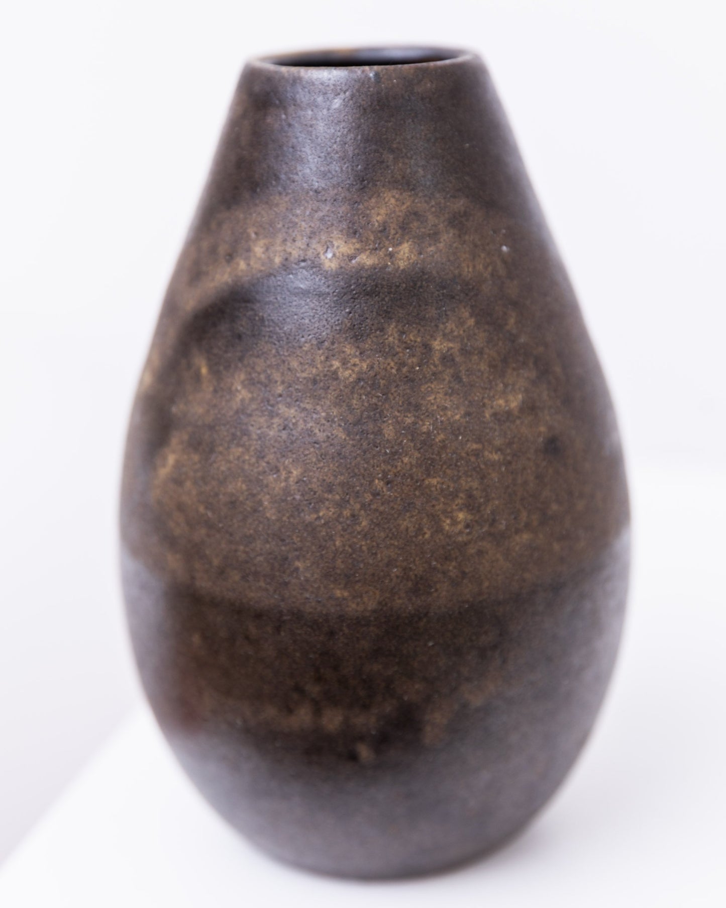 Vase en céramique studio par Elisabeth Dunker forme organique en céramique de studio brun foncé du milieu du siècle millésime des années 1960