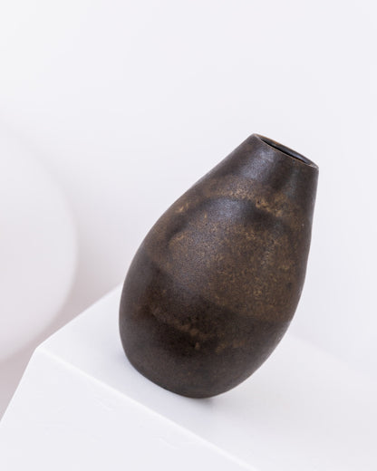 Vase en céramique studio par Elisabeth Dunker forme organique en céramique de studio brun foncé du milieu du siècle millésime des années 1960