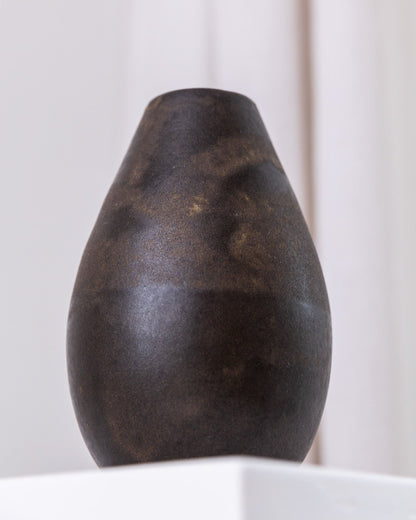 Vase en céramique studio par Elisabeth Dunker forme organique en céramique de studio brun foncé du milieu du siècle millésime des années 1960