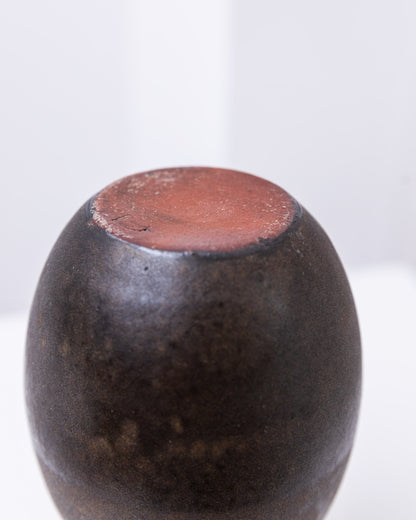 Vase en céramique studio par Elisabeth Dunker forme organique en céramique de studio brun foncé du milieu du siècle millésime des années 1960