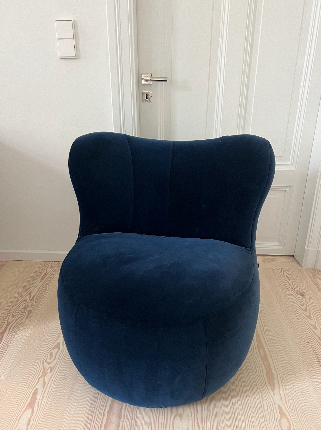 freistil - 173 armchair by Rolf Benz in dark blue velvet