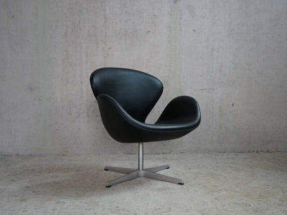 ARNE JACOBSEN Swan Chair 3320 Fritz Hansen Elegance Leder Schwarz