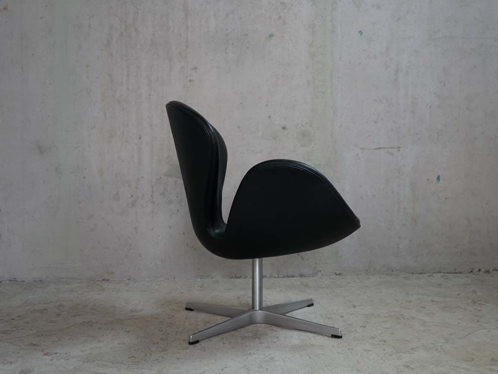 ARNE JACOBSEN Swan Chair 3320 Fritz Hansen Elegance Leather Black