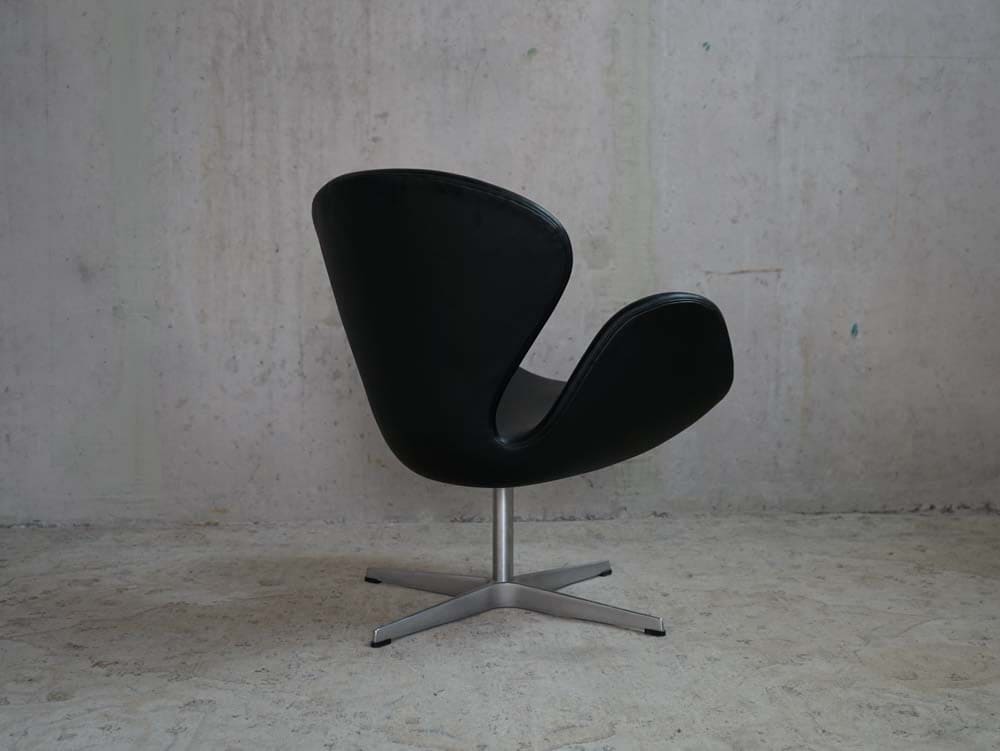 ARNE JACOBSEN Swan Chair 3320 Fritz Hansen Elegance Leather Black