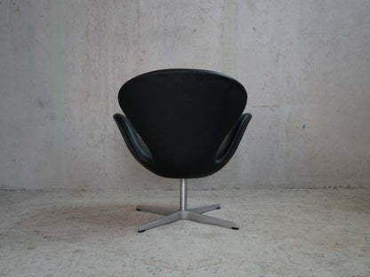 ARNE JACOBSEN Swan Chair 3320 Fritz Hansen Elegance Leder Schwarz