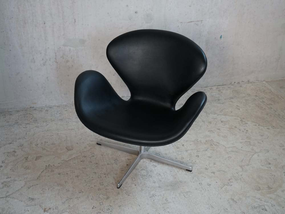 ARNE JACOBSEN Swan Chair 3320 Fritz Hansen Elegance Leather Black