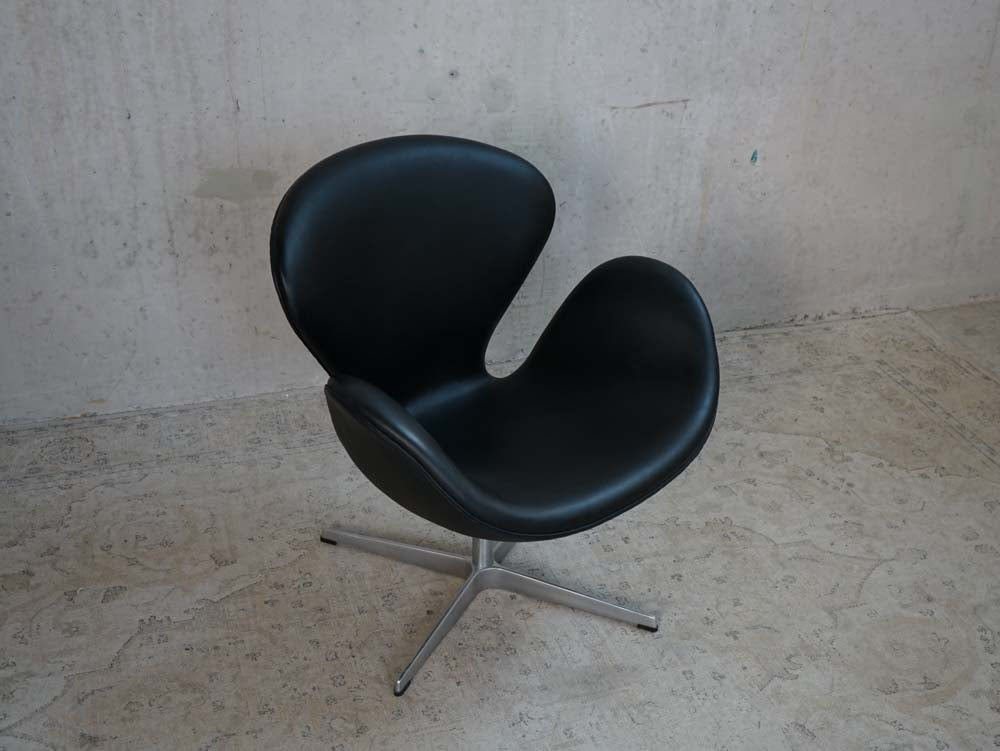 ARNE JACOBSEN Swan Chair 3320 Fritz Hansen Elegance Leder Schwarz