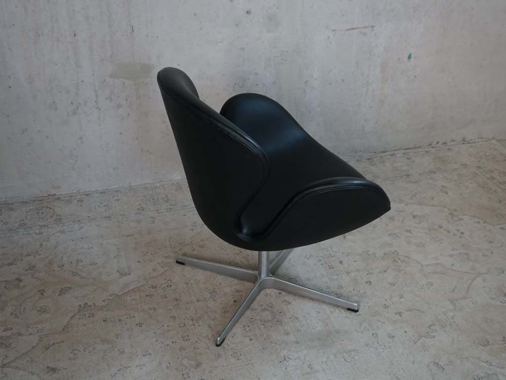 ARNE JACOBSEN Swan Chair 3320 Fritz Hansen Elegance Leder Schwarz