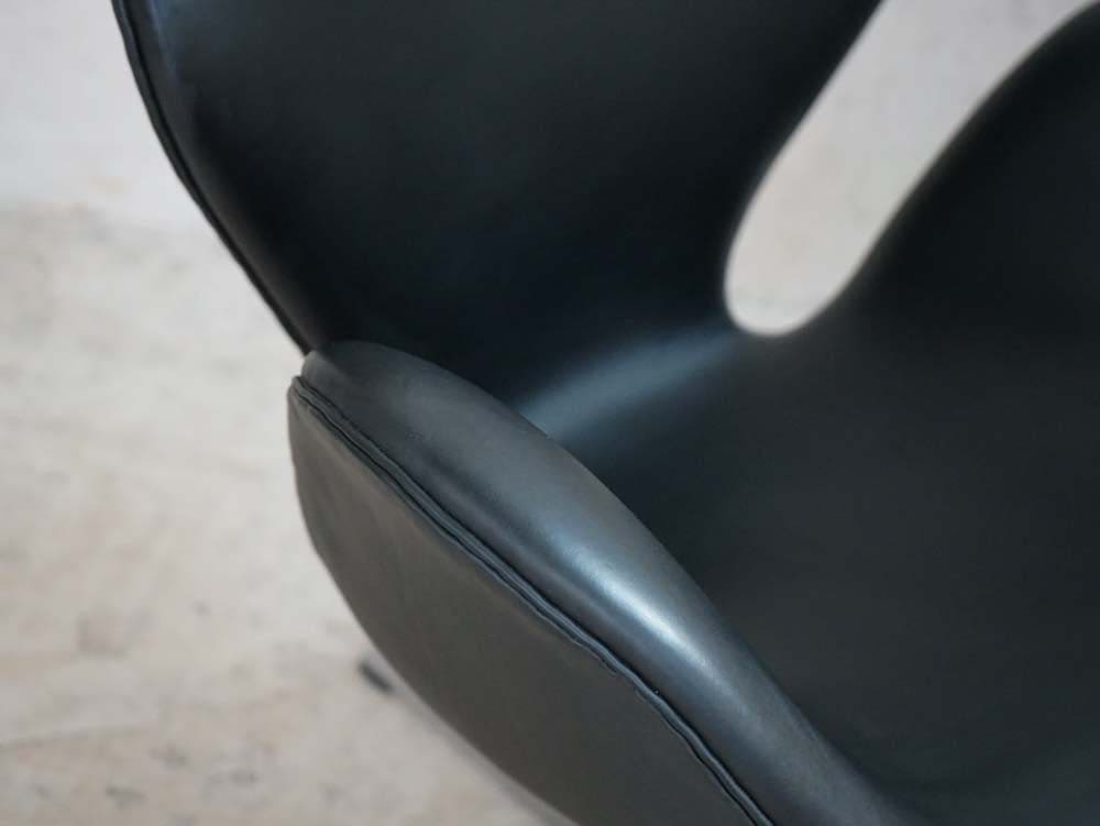 ARNE JACOBSEN Swan Chair 3320 Fritz Hansen Elegance Leder Schwarz