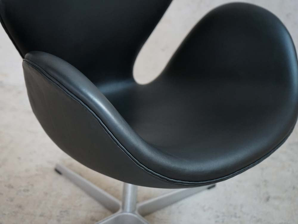 ARNE JACOBSEN Swan Chair 3320 Fritz Hansen Elegance Leather Black