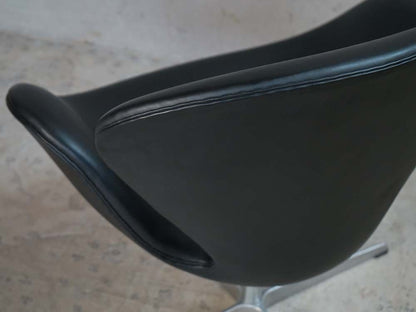 ARNE JACOBSEN Swan Chair 3320 Fritz Hansen Elegance Leather Black