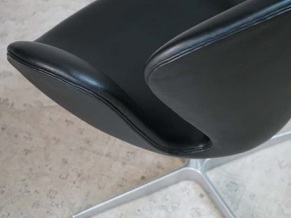 ARNE JACOBSEN Swan Chair 3320 Fritz Hansen Elegance Leather Black