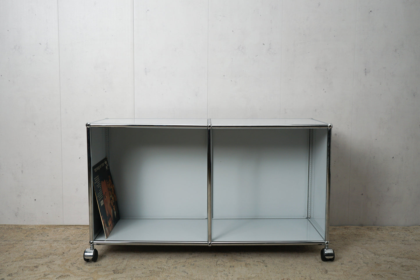 USM Haller buffet en vinyle gris clair