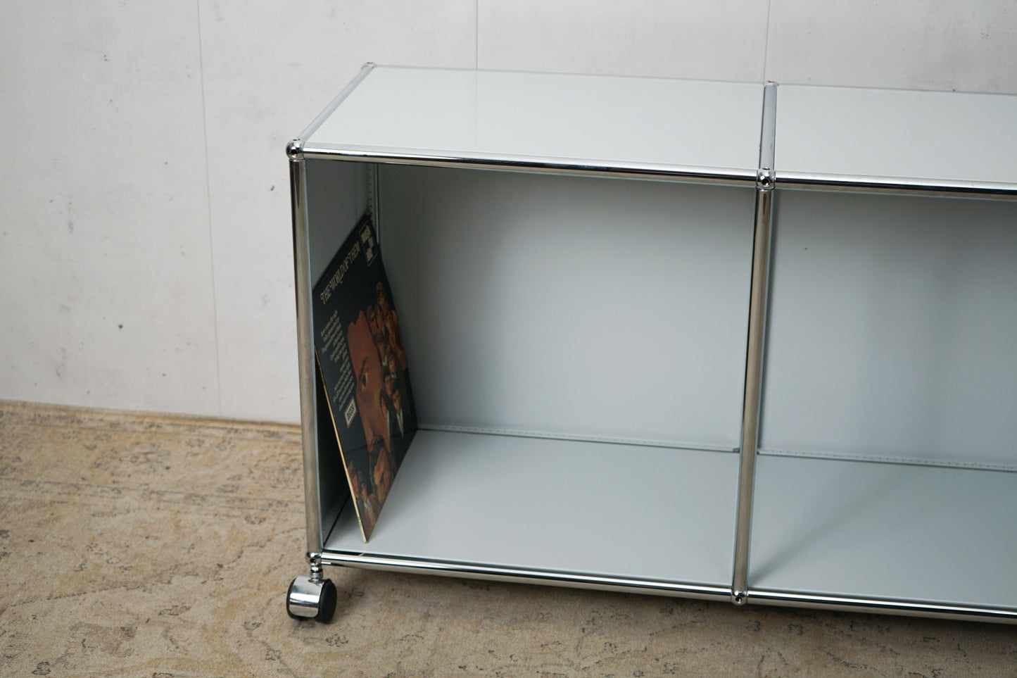 USM Haller buffet en vinyle gris clair