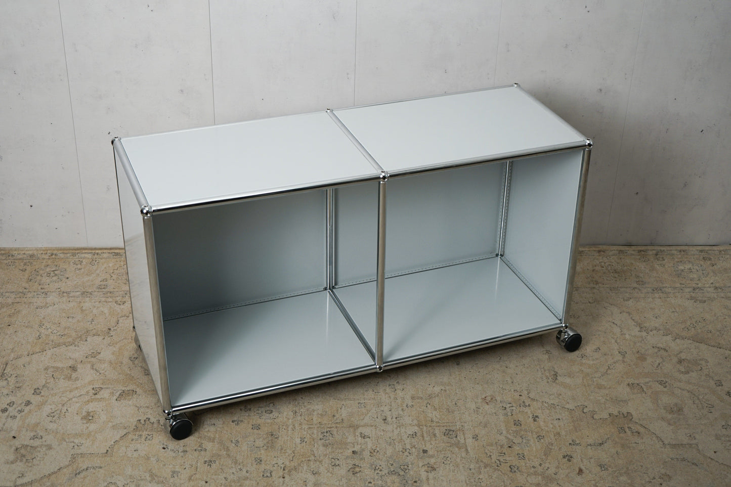 USM Haller buffet en vinyle gris clair