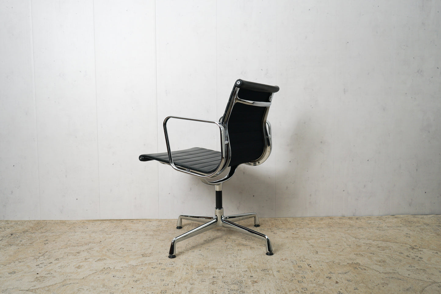 Vitra EA108 Leder Konferenzstuhl Schwarz Refurbished Vintage