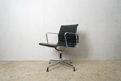 Vitra EA108 Leder Konferenzstuhl Schwarz Refurbished Vintage